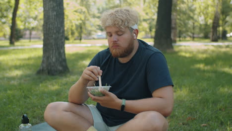 Overweight-Man-Eating-Salad-in-Park